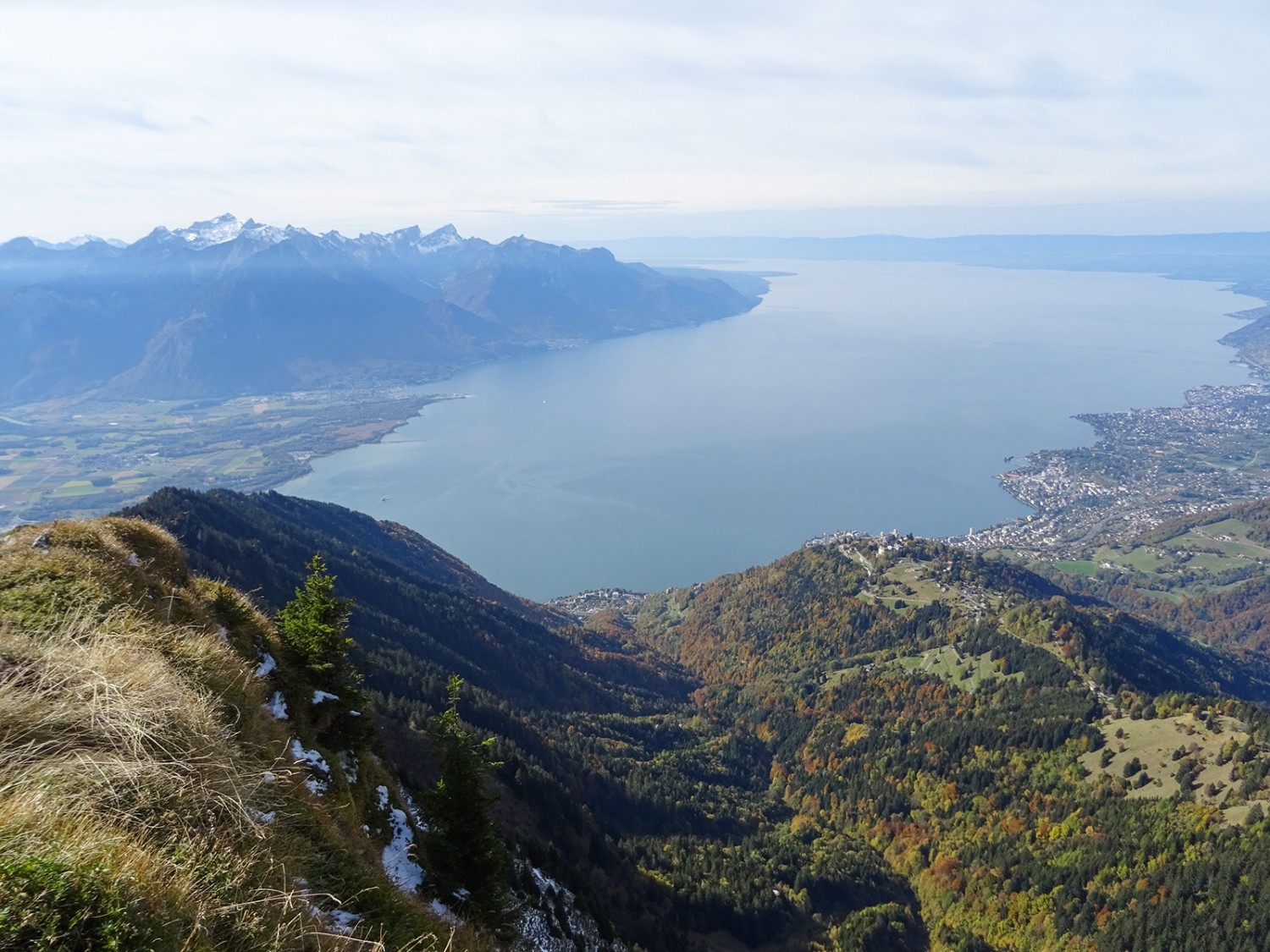 Majestätische Aussicht von den Rochers de Naye über den Genfersee zu den Savoyer Alpen und zum Jura.