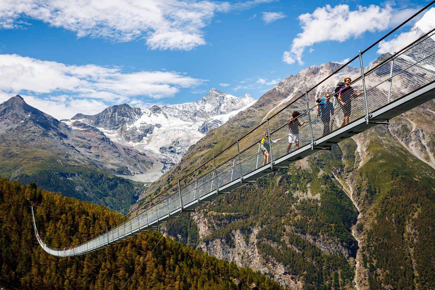 Die Brücke lockt Wanderer aus der ganzen Welt an.