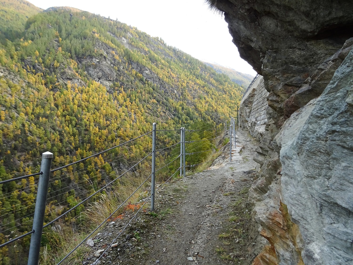 Der neue Weg führt gut gesichert unterhalb der Kantonsstrasse durch den Hang. Bilder: Sabine Joss