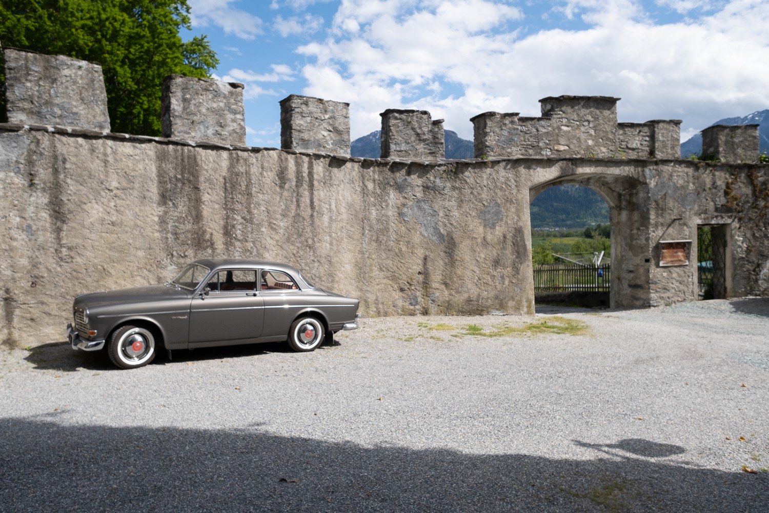 Bei Schloss Rietberg kann man zumindest einen Blick auf die mächtigen Umgebungsmauern werfen. Bild: Markus Ruff