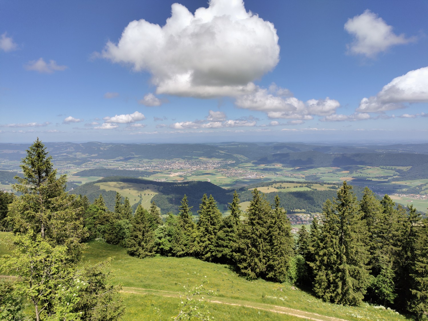 Die Sicht vom Aussichtsturm auf dem Mont Raimeux über Delémont Richtung Frankreich. Bild: Michael Dubach