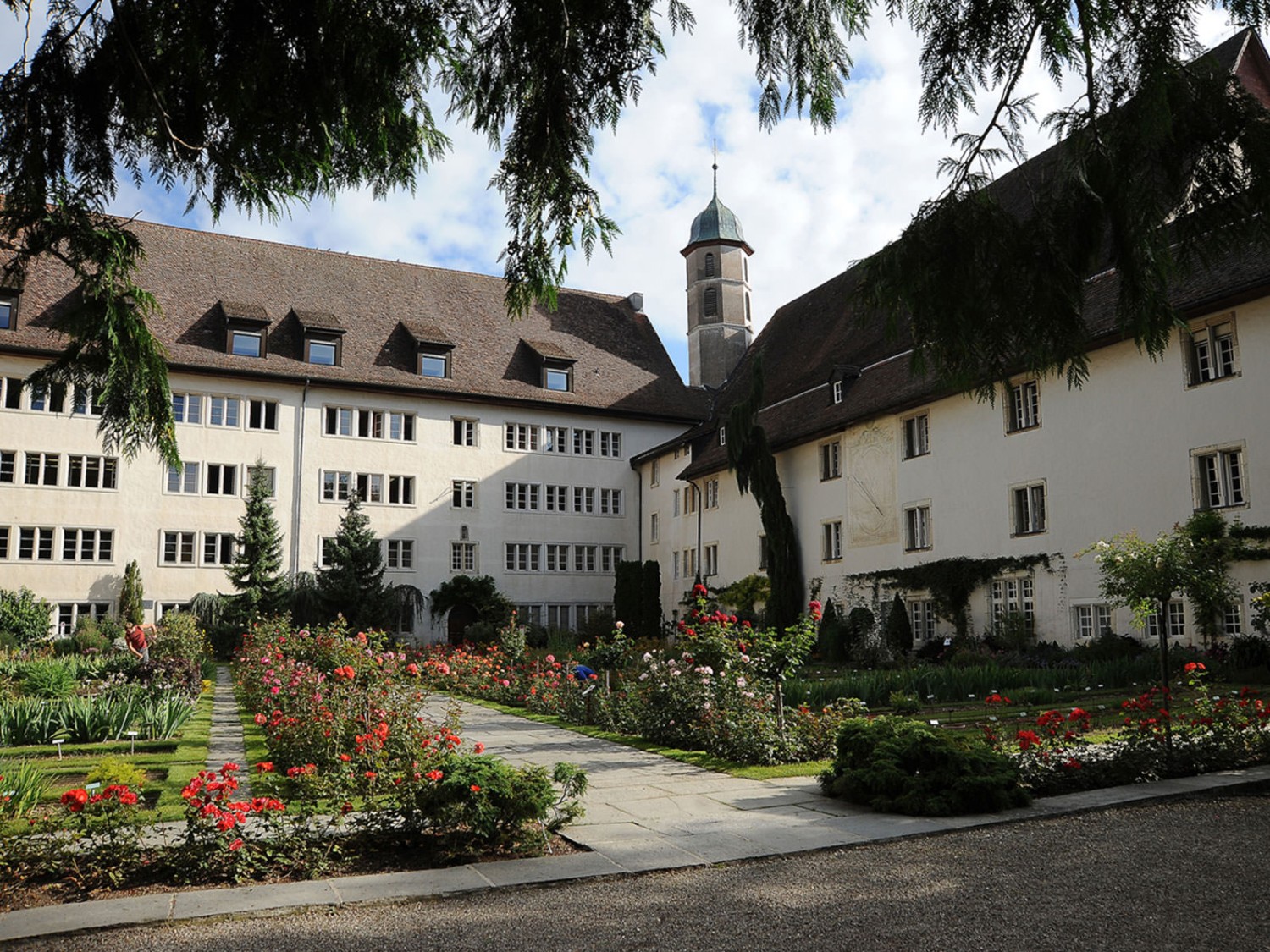 Das ehemalige Jesuitenkollegium wurde 1793 zum botanischen Garten umgestaltet. Bild: Jura Tourisme