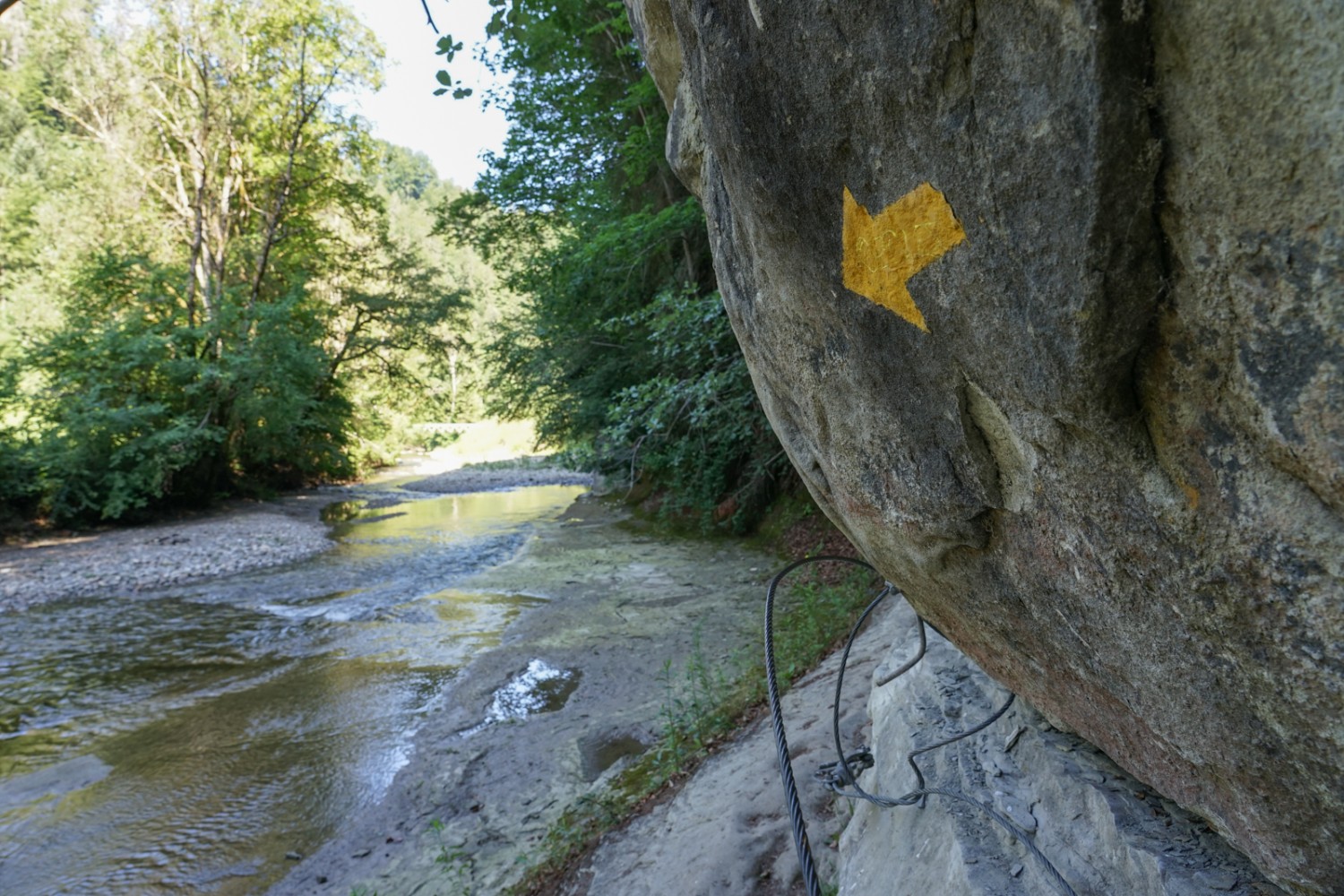 Dort wo der Bütschelbach ins Schwarzwasser mündet, ist der Wanderweg in die Felswand gehauen. Bild: Reto Wissmann