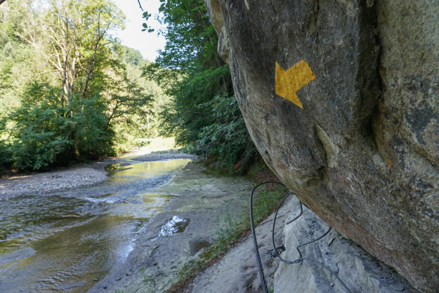 À l’endroit où le Bütschelbach rejoint la Schwarzwasser, le chemin de randonnée est taillé dans la paroi. Photo: Reto Wissmann