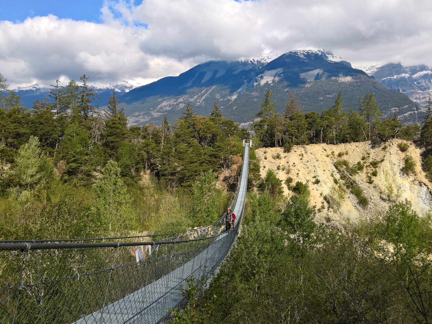 Spektakuläre Bhutanbrücke: Auf einer 134 Meter langen Hängebrücke wird der Illgraben überquert. Bild: Andreas Staeger