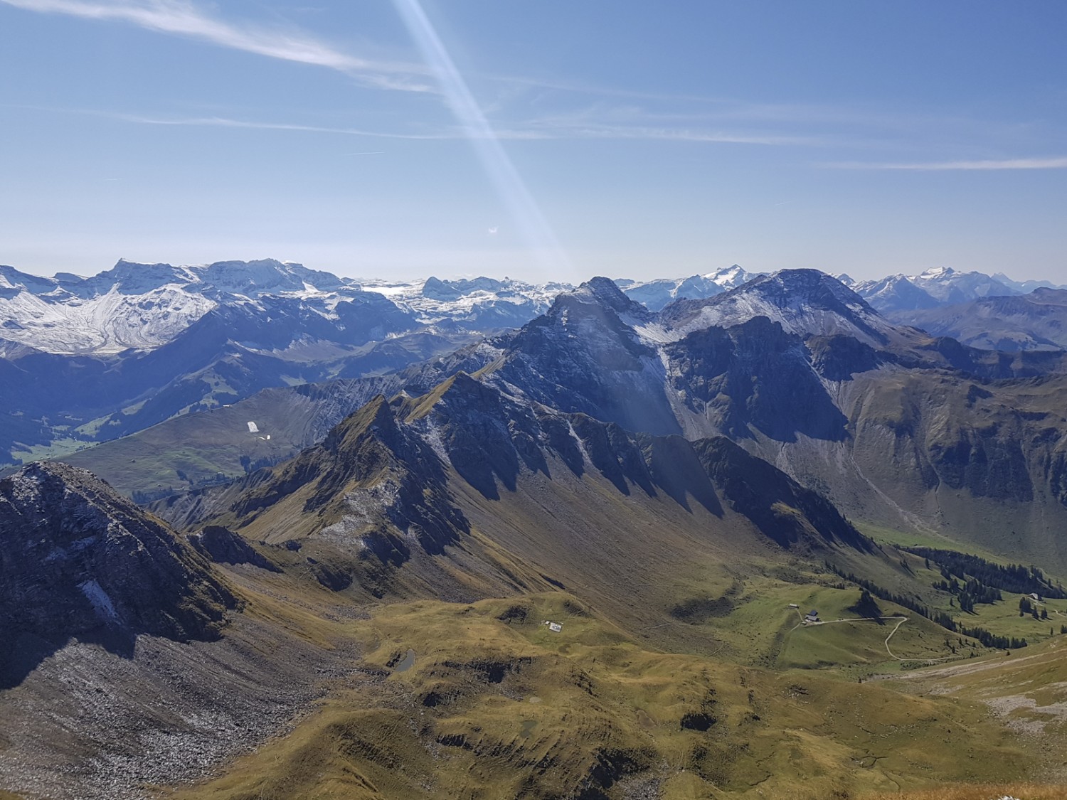Blick vom Gipfel der Männliflue nach Westen. Links der Wildstrubel, rechts im Vordergrund das Albristhorn. Bild: Patricia Michaud