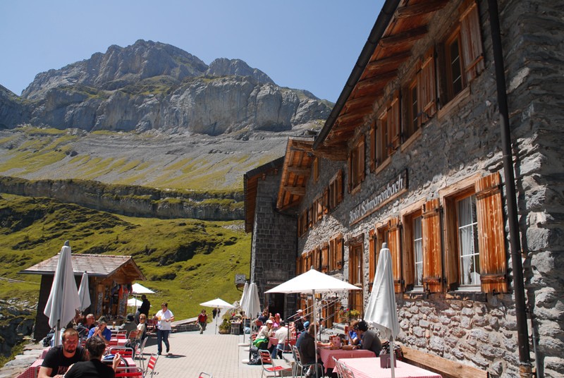 Beim Berghotel Schwarenbach bietet sich die Gelegenheit zum Rasten und Sonnetanken. Bild: Sabine Joss