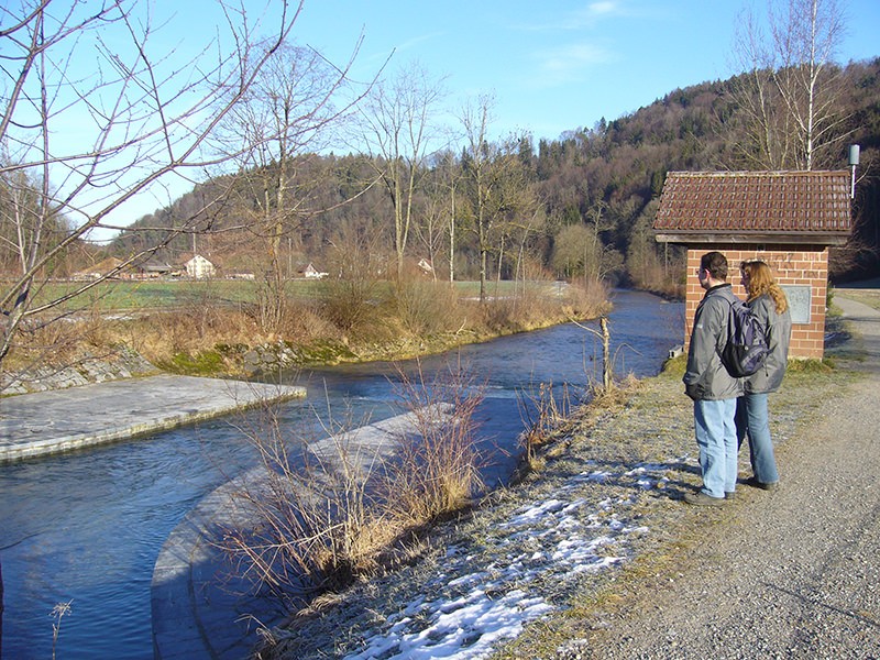 Der Wasserlehrpfad klärt die Besucher über die Wassermenge im Fluss auf. Bild: Werner Nef