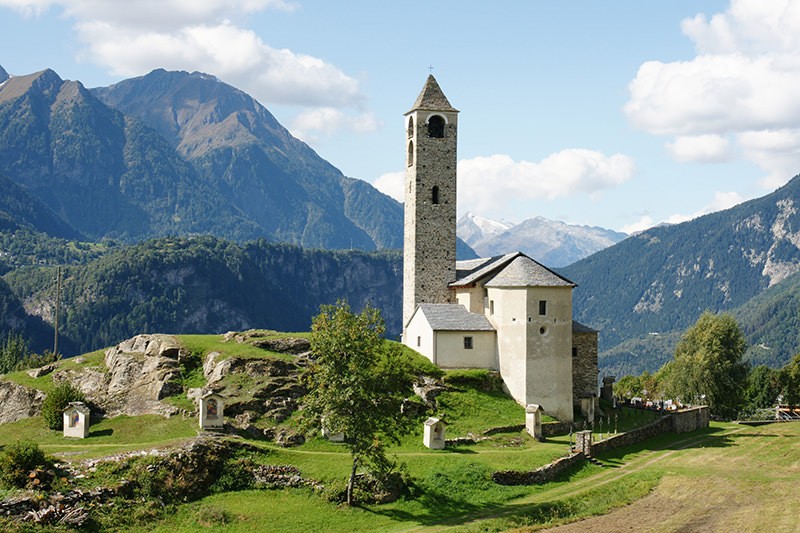 Knapp auf halbem Weg: Rossura mit der Kirche San Lorenzo und Agata.