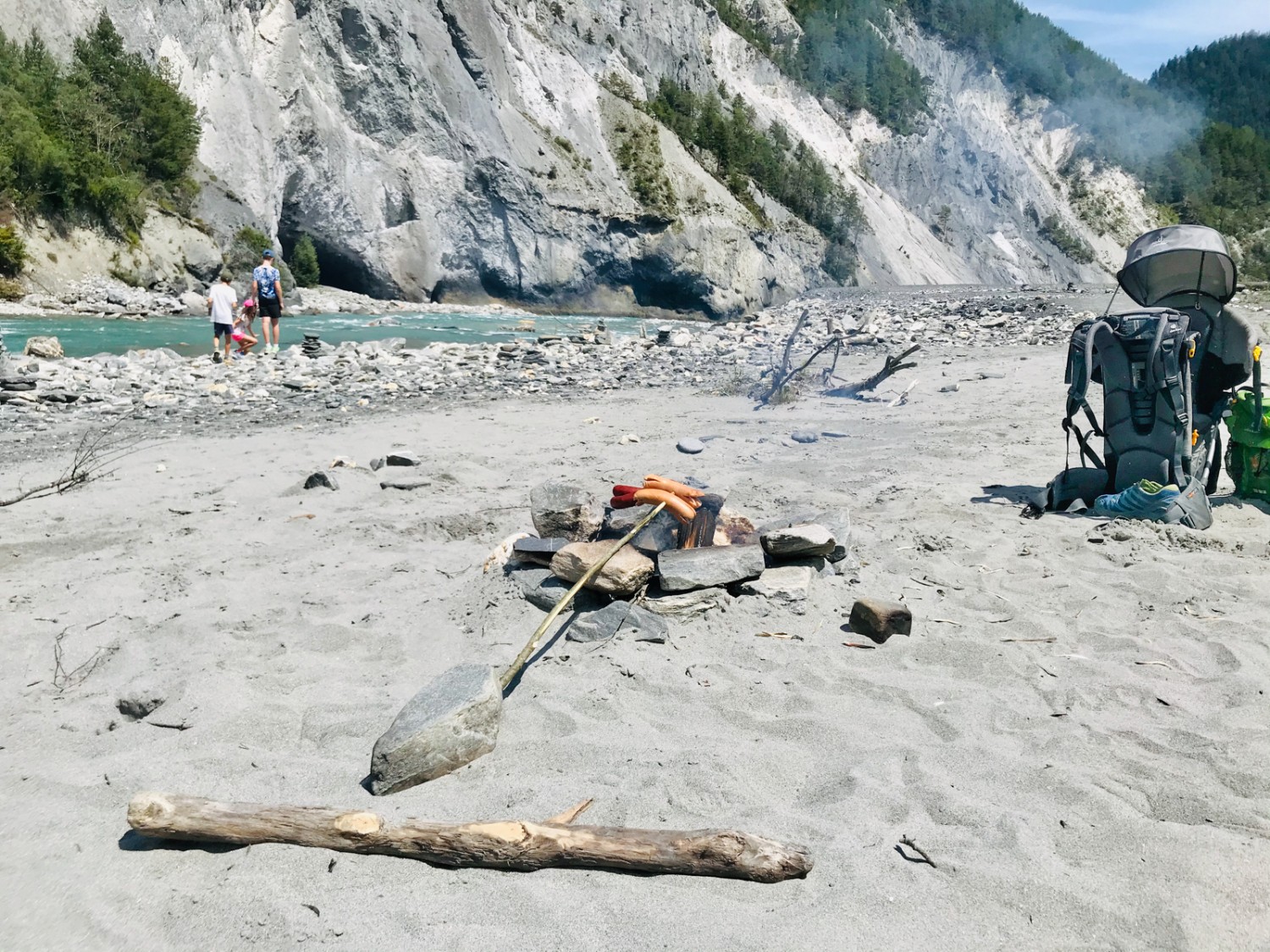 Grosser Sandkasten und Brätliplatz am Rheinufer kurz nach Valendas-Sagogn. Bild: Michael Roschi