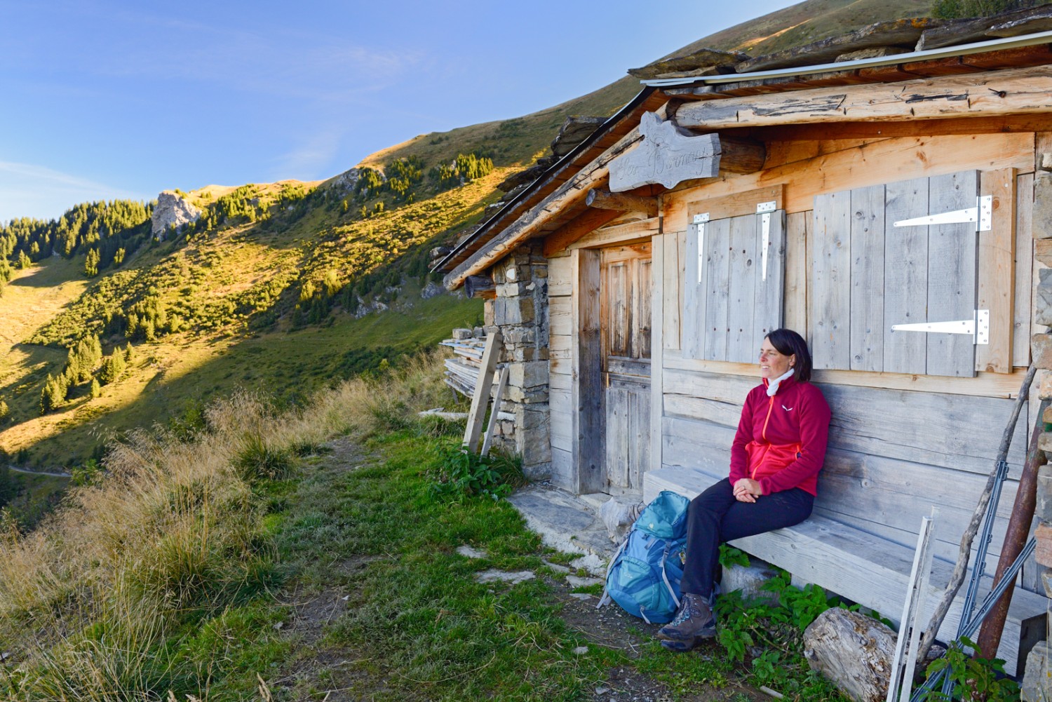 Eine Pause im Schatten einer Alphütte tut gut. Bild: natur-welten.ch