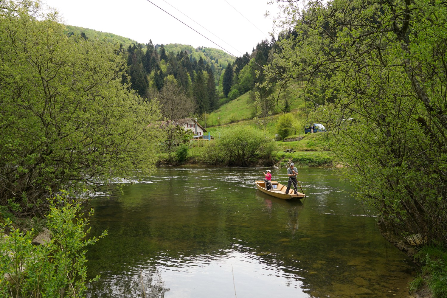 Bei Tariche bringt die Fähre von April bis Oktober die Wandernden über den Doubs. Bild: Reto Wissmann