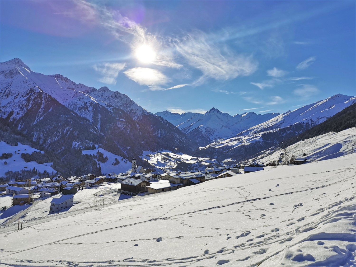 Im Abstieg nach Lumbrein öffnet sich ein schöner Ausblick in den hinteren Teil der Val Lumnezia mit dem Piz Terri in der Bildmitte. Bild: Andreas Staeger