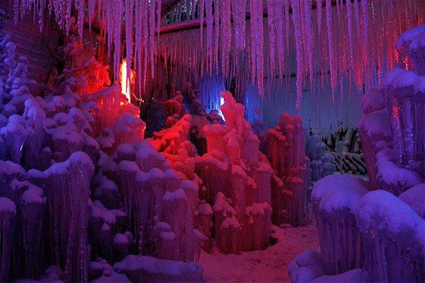 Märchenhafte Abendstimmung im Eispalast.     Bild: Anne-Sophie Scholl