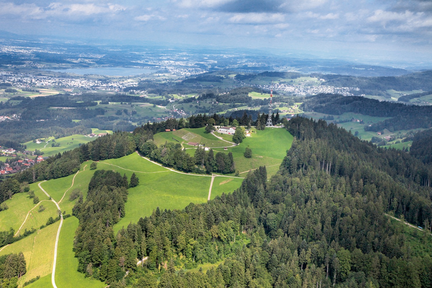 Der Bachtel, aus der Luft fotografiert. Die Aussicht auf Wetzikon und den Pfäffikersee ist vom Bachtelturm aus ähnlich spektakulär. Bild: Wiget Foto, Wald