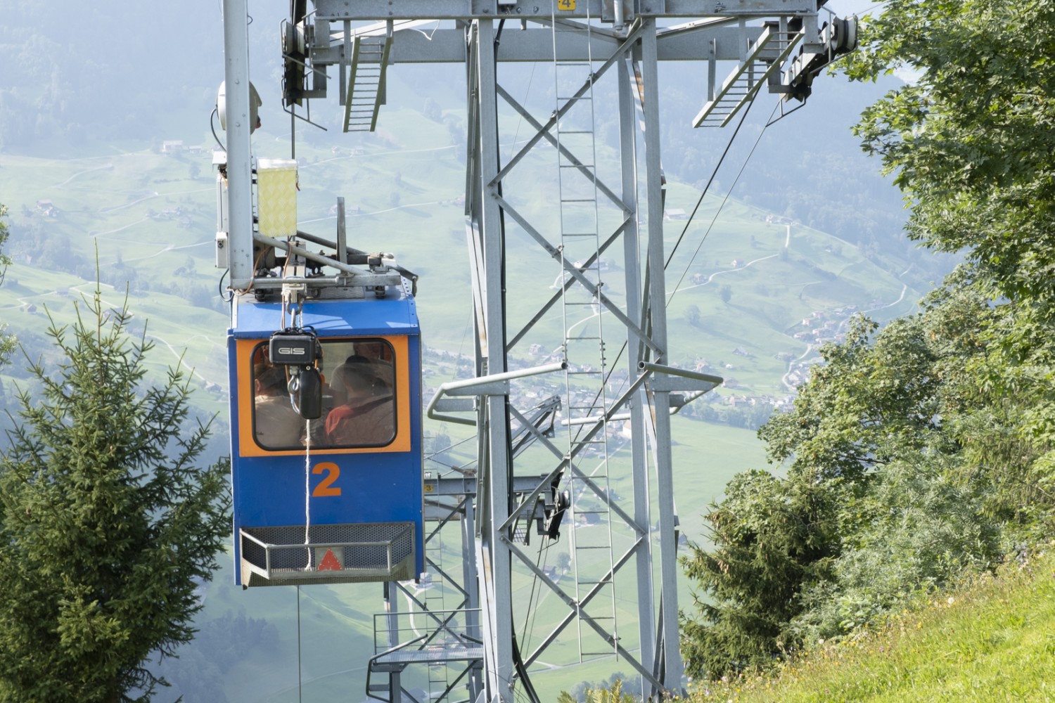 Der letzte Abschnitt der schönen Wanderung führt zurück zur Brändlenbahn. Hier ist die Seilbahnkabine blau. Bild: Markus Ruff