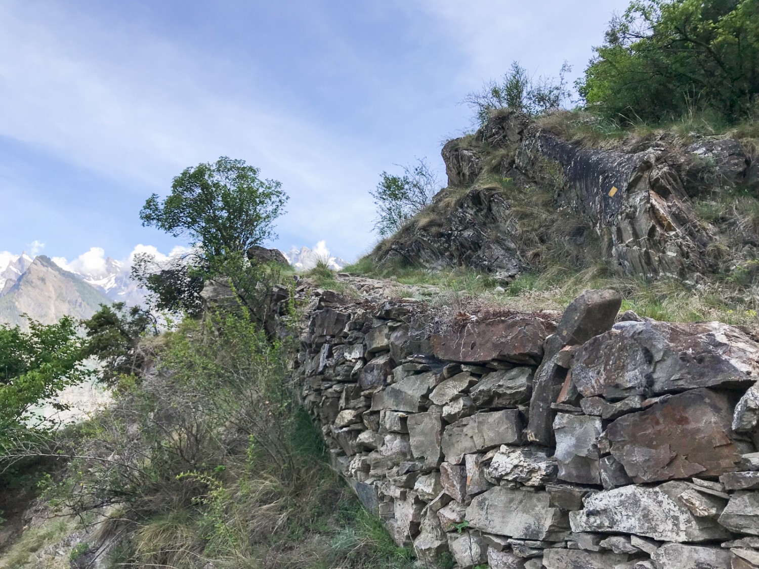 Massive Trockensteinmauern stützen den Weg, der sich in Serpentinen nach oben schlängelt. Bild: Ulrike Marx
