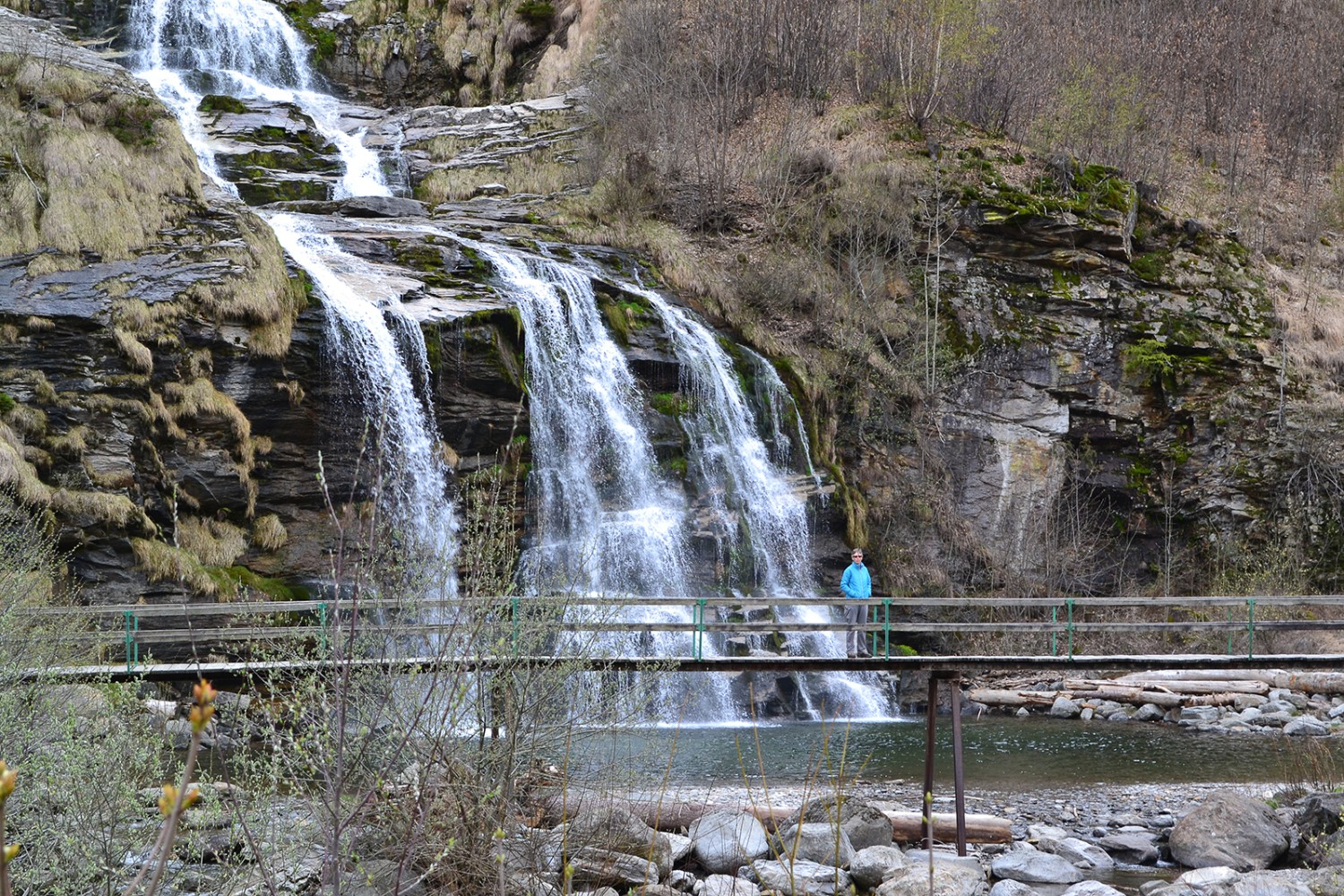 Vom Steg aus lassen sich die Wasserfälle der Cascata Piumogna am besten beobachten. Bilder: Sabine Joss