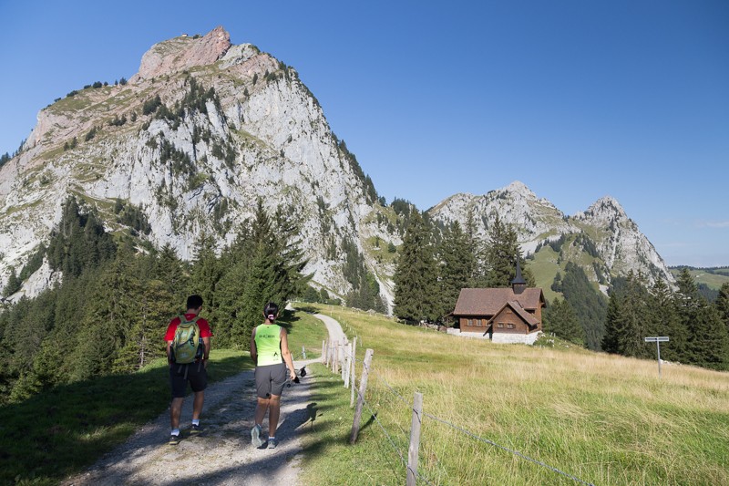 Die Bergkapelle kurz vor der Holzegg scheint neben dem mächtigen Mythen winzig klein. Hier führt der Weg auf einer Alpstrasse, später auf einem schmalen Pfad. Bild: Markus Ruff