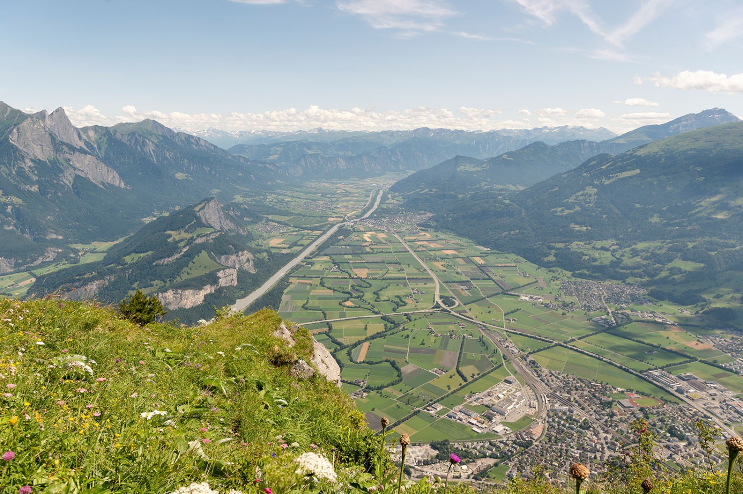 Imposante Aussicht vom Gonzen aus aufs Rheintal. Bild: Raja Läubli
