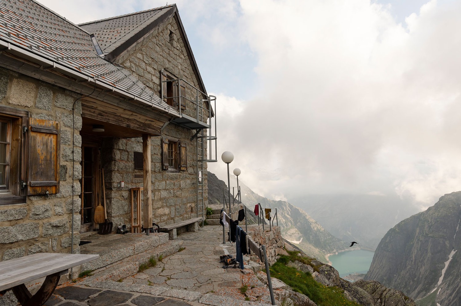 Weit oben thront die Gelmerhütte. Bild: Raja Läubli