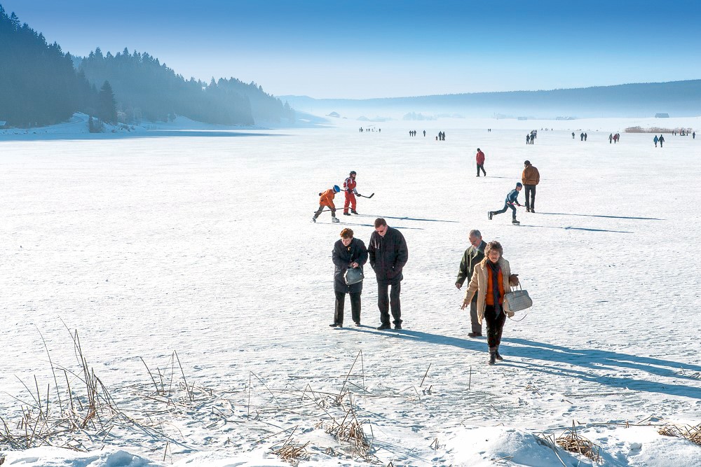 Der zugefrorene Lac des Taillères ist ein Tummelfeld für Schlittschuhläufer und Spaziergänger. Bild: Ruedi Hädener