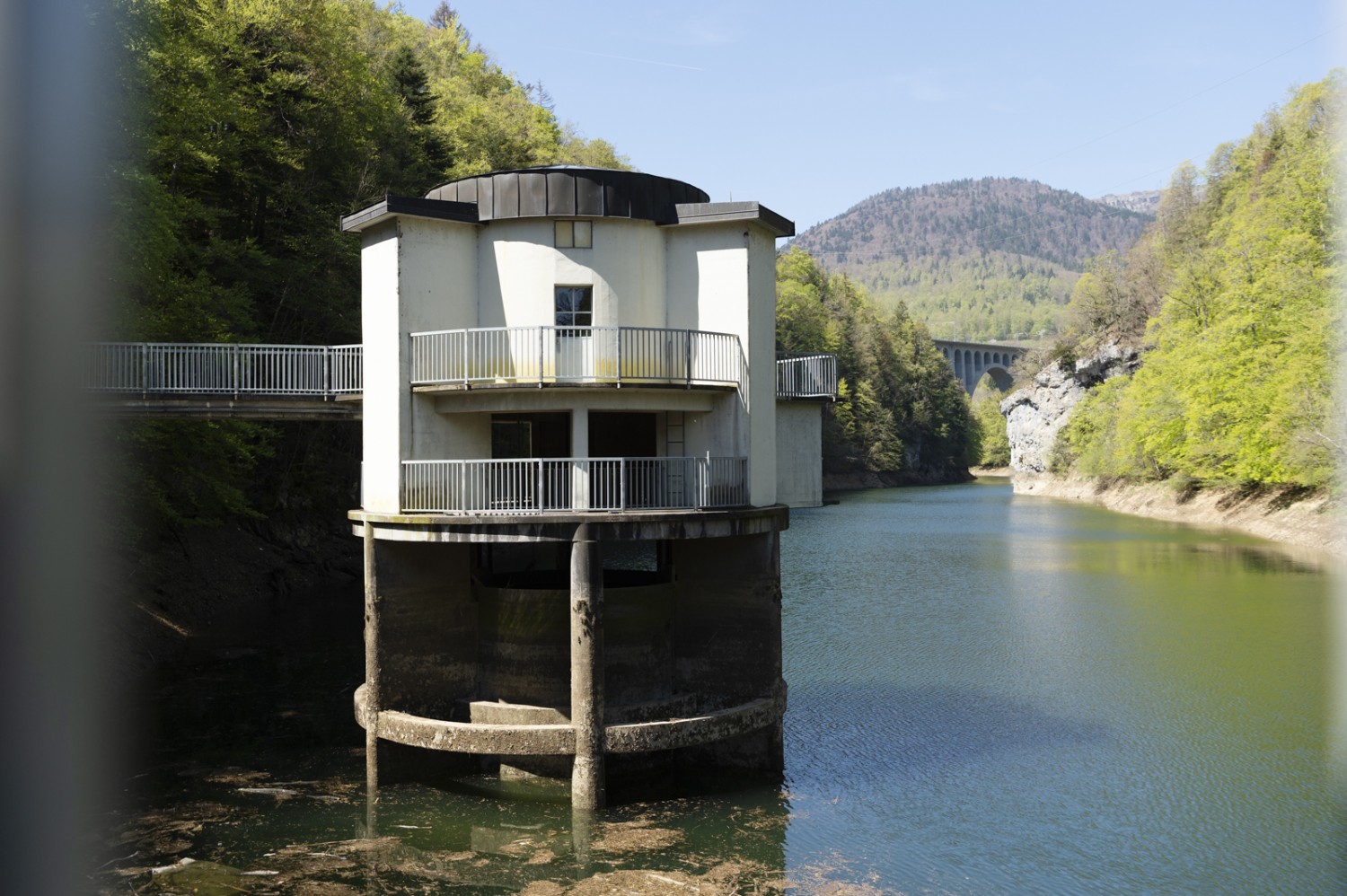 Le mur du barrage au Day. Au second plan, le viaduc sur lequel passe le train pour Vallorbe.Photo: Raja Läubli