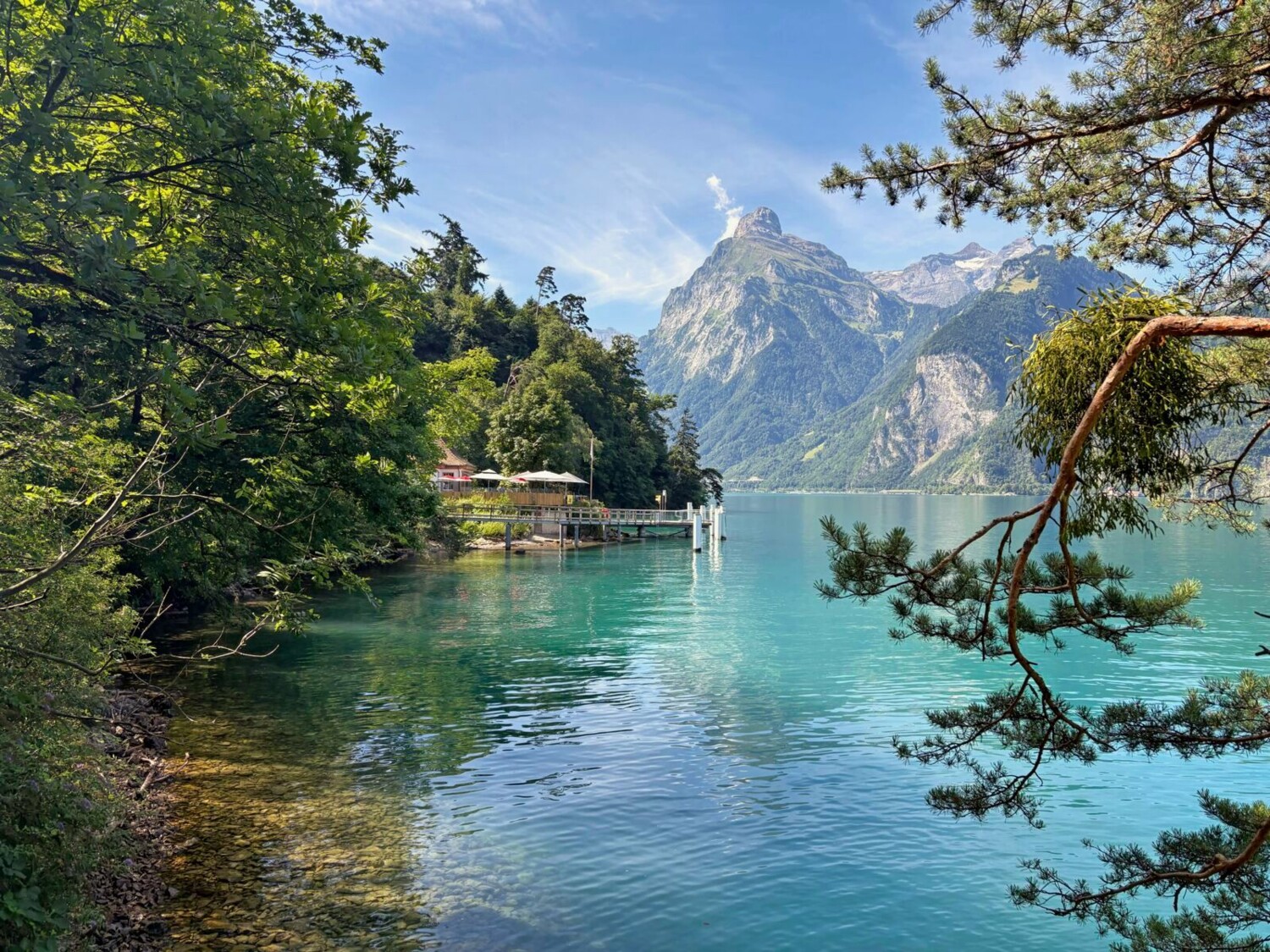 Der See ist zu Beginn ganz nah. Im Hintergrund Gitschen und Uri Rotstock.