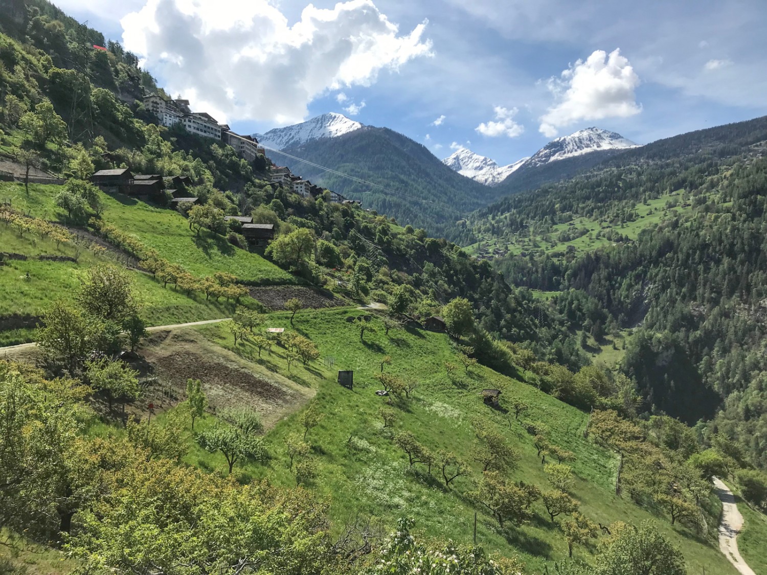 Isérables est déjà en vue depuis l’aire de repos à hauteur de Pierre Oray. Photo: Ulrike Marx