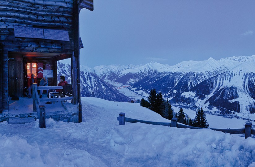 Nach dem Nachtessen ein Schwatz vor der Hütte. Die Galmihornhütte in der Abenddämmerung. Bild: Heinz Staffelbach