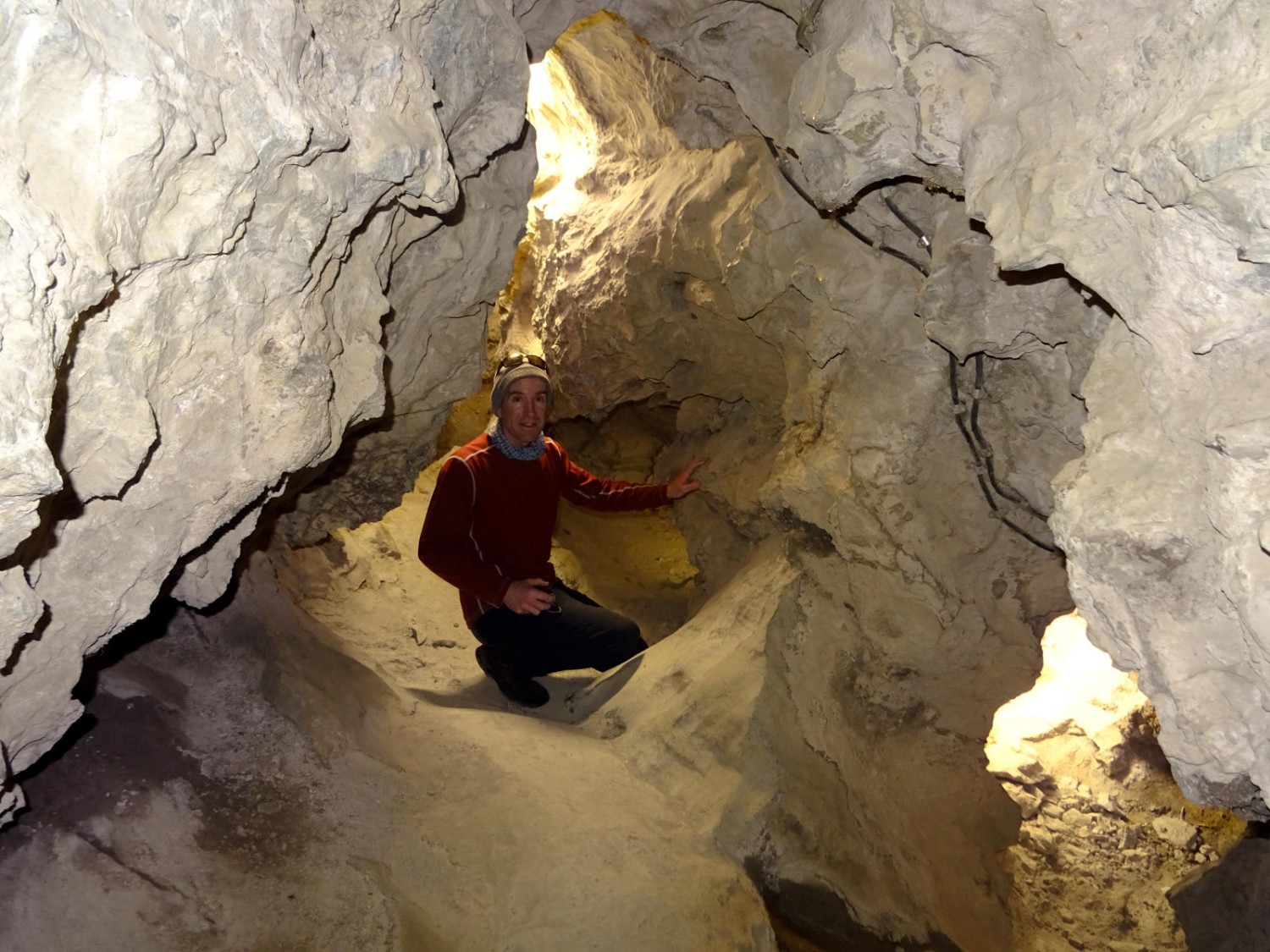 Im Feschtiloch, der Eiszeithöhle im Burgfelsen bei Niedergesteln. Foto: Sabine Joss