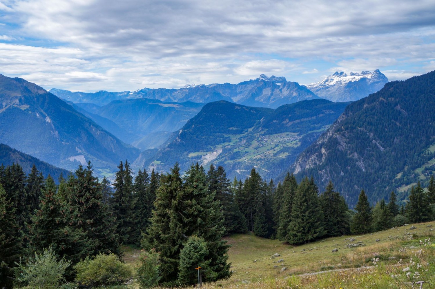 Depuis les hauts du village de Sarreyer, on voit clairement les Dents du Midi, ainsi que la vallée en contrebas.