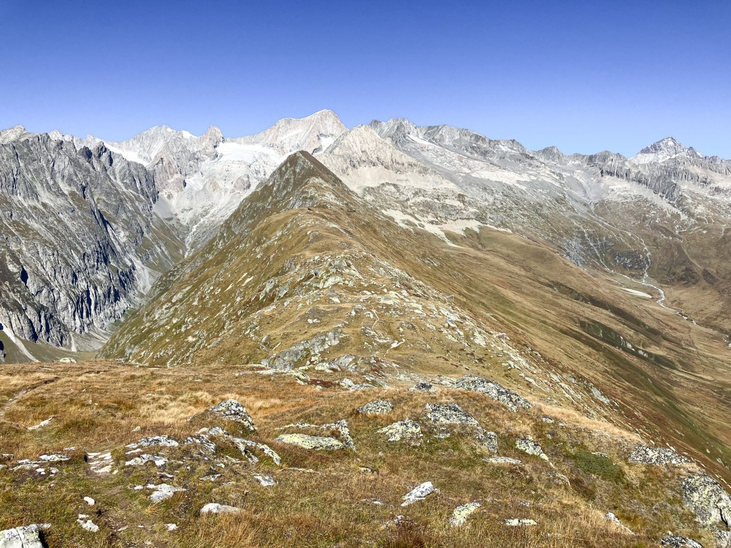 Nach dem Gipfel führt die Wanderung über den Bälgrat.