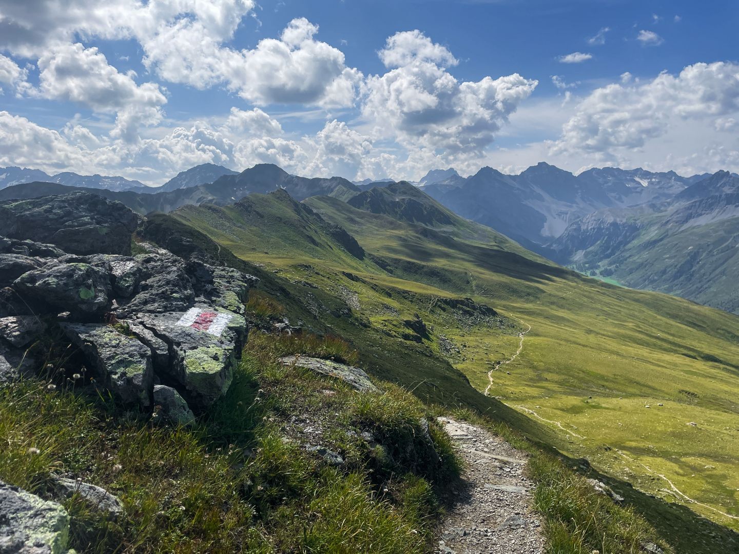 Cette randonnée permet de saisir toute la majesté des montagnes grisonnes.