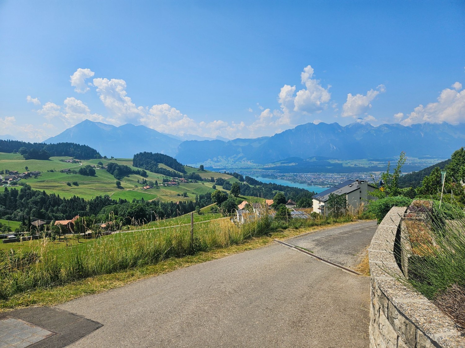 Da Goldiwil si scorge il lago di Thun.