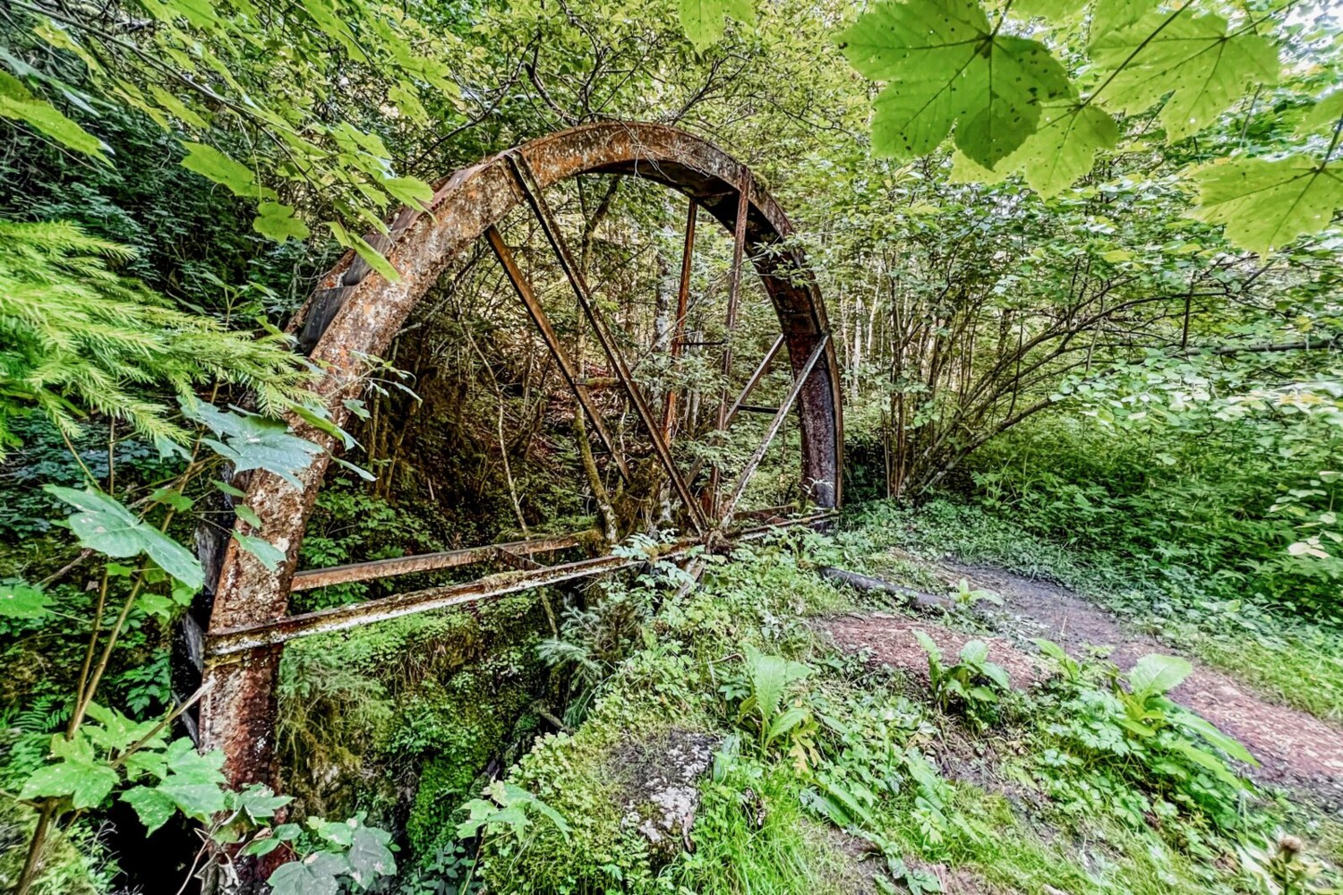 Ein altes Schaufelrad zeugt von der jahrhundertelangen Nutzung der Wasserkraft in der Region.