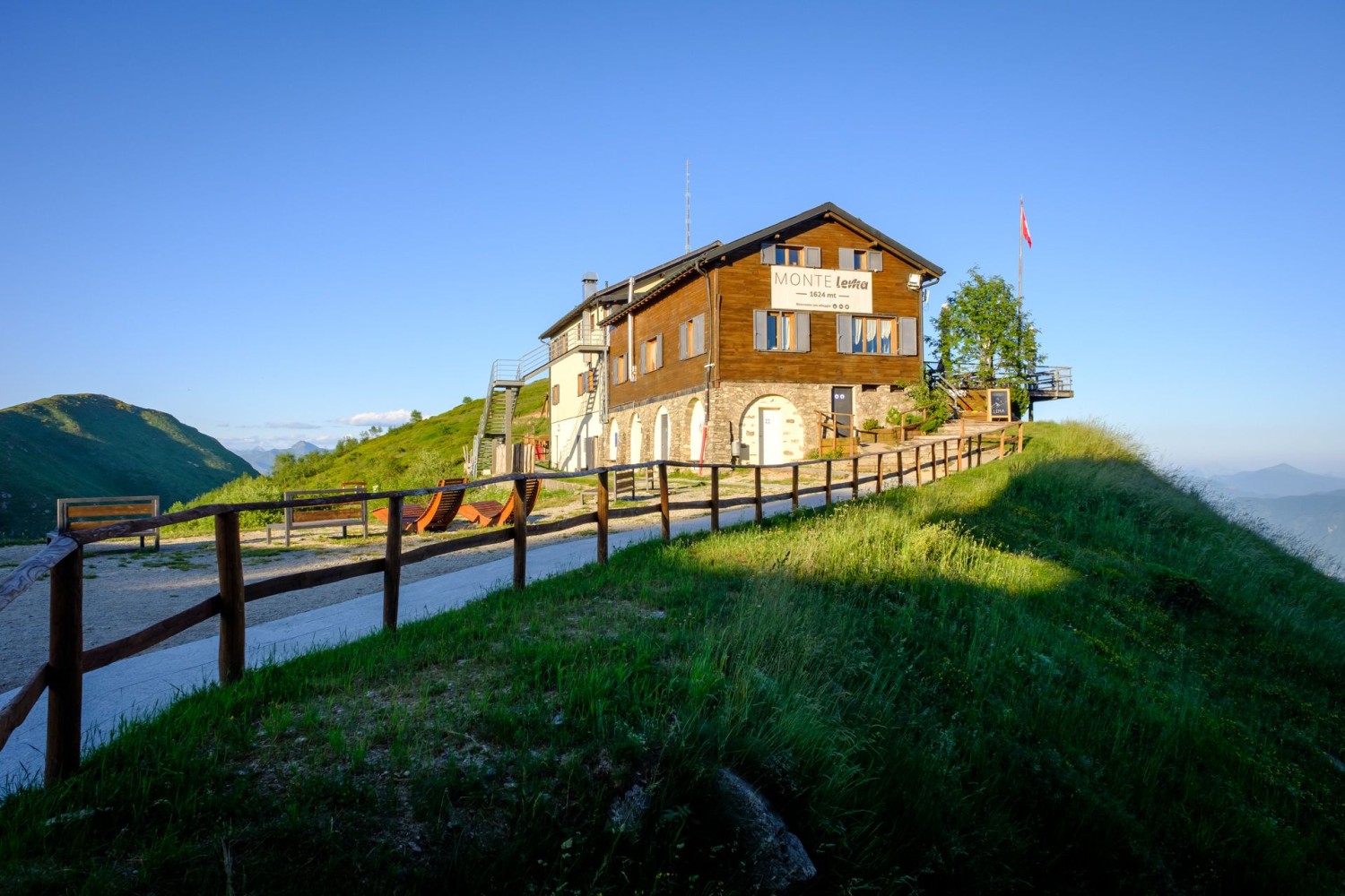 Sul Monte Lema si può pernottare presso una semplice struttura ricettiva.