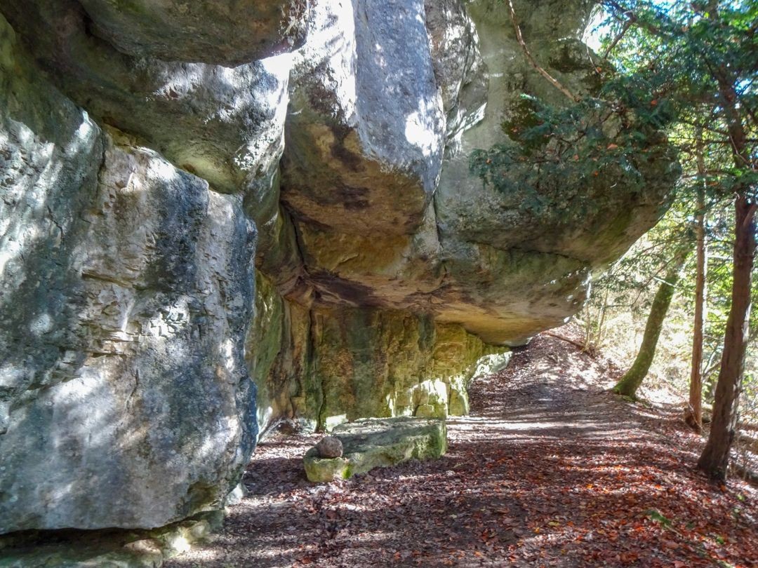 La descente des gorges du Seyon longe de grandes bandes de rochers.