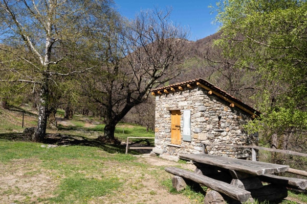 Durch Tessiner Dörfer und Kastanienwälder
