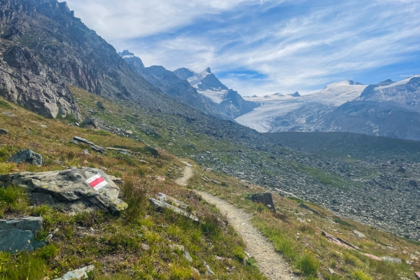 Cinq lacs et le Cervin en vue