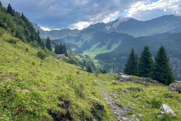 Durch Champérys Felsenkessel zur Cantine
