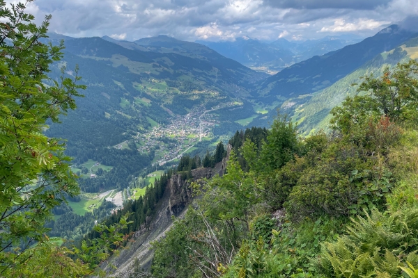 Durch Champérys Felsenkessel zur Cantine