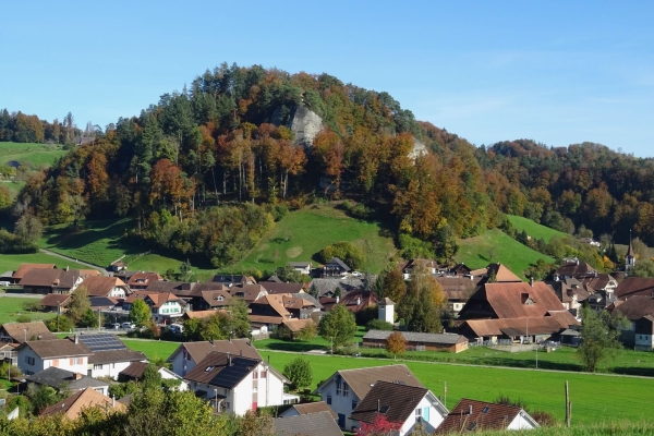 Farbige Herbstwälder und Sandsteinfelsen