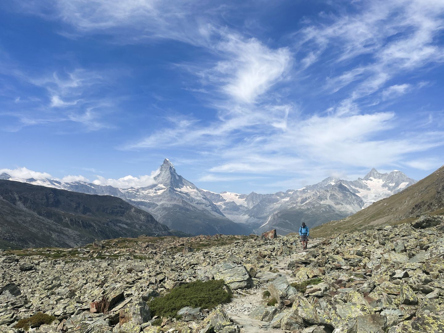 Steinig geht es aufwärts. Das Matterhorn im Rücken.