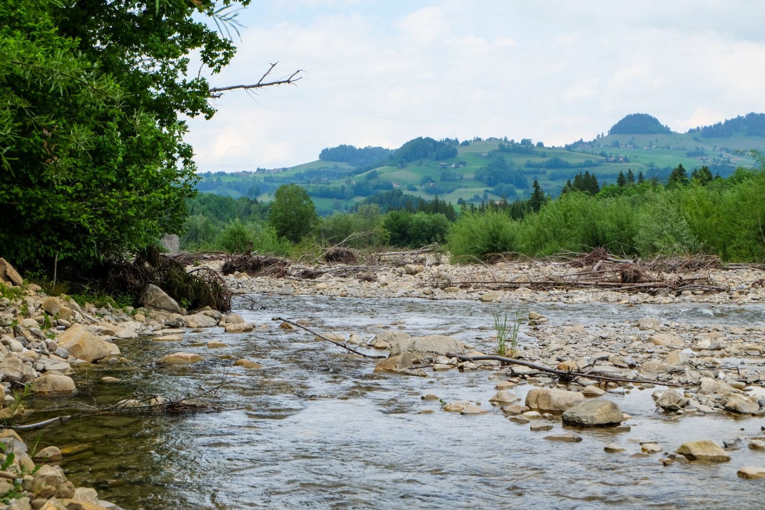 La Singine devient plus large et offre une vue dégagée sur le Guggershorn.