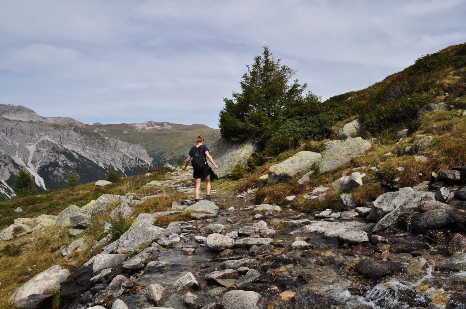 Überquerung eines Bergbaches.