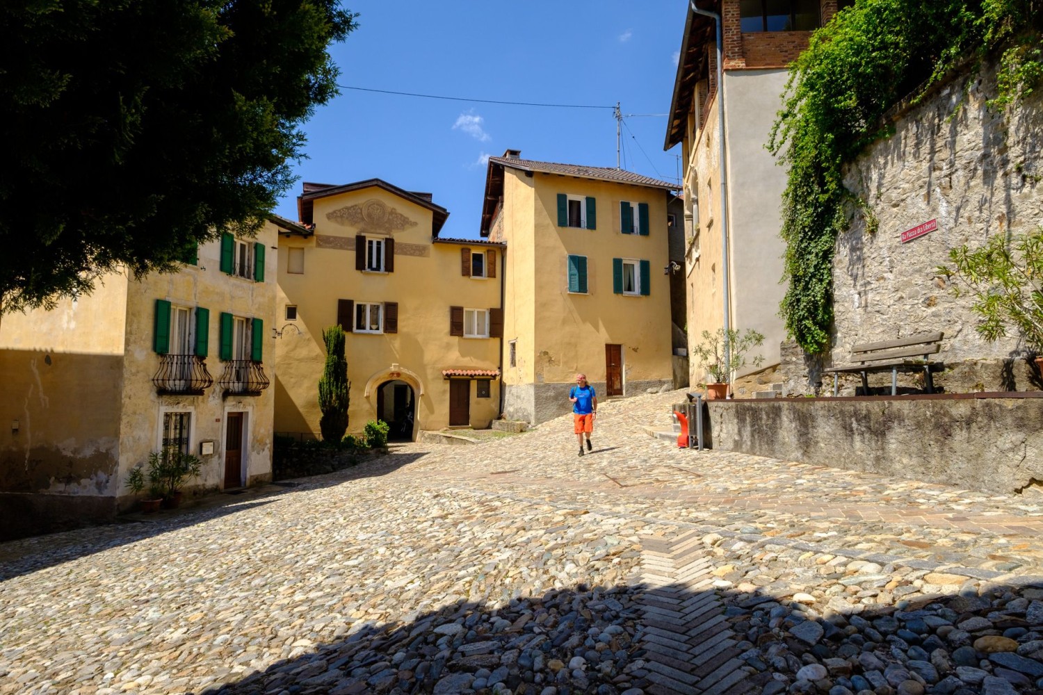 Der Dorfplatz von Aranno.