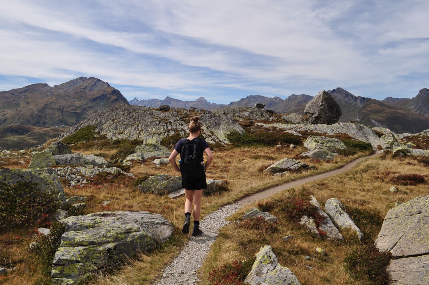 Abstieg. Der Pfad schlängelt sich durch eine steinige Landschaft.