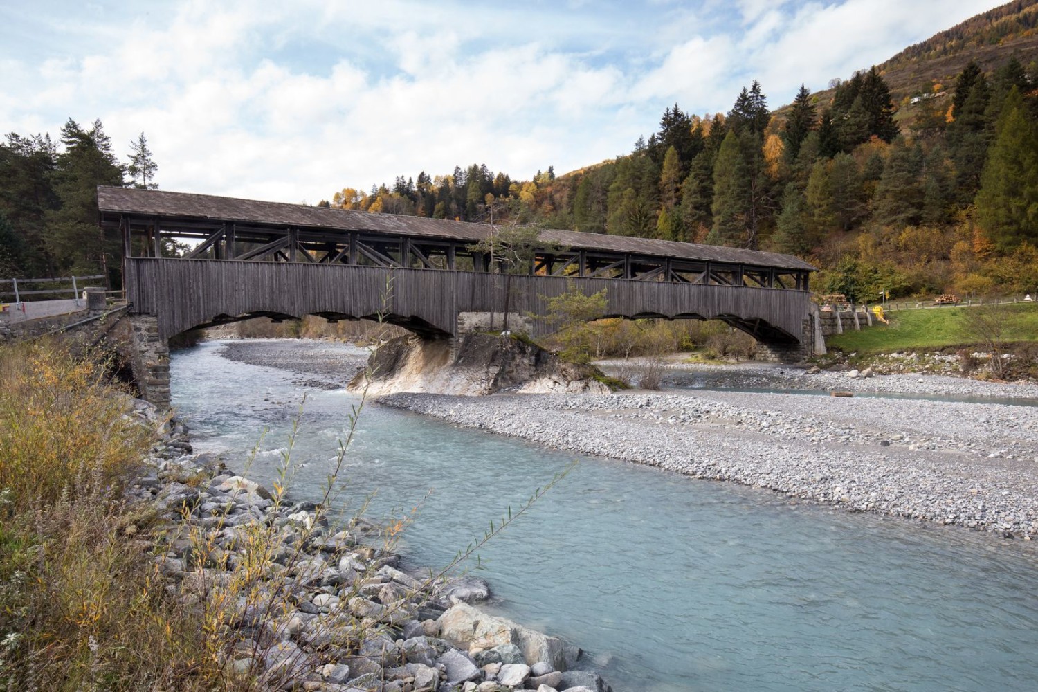 Alte Holzbrücke über den Inn beim Start der Tour in Sur En, Camping.