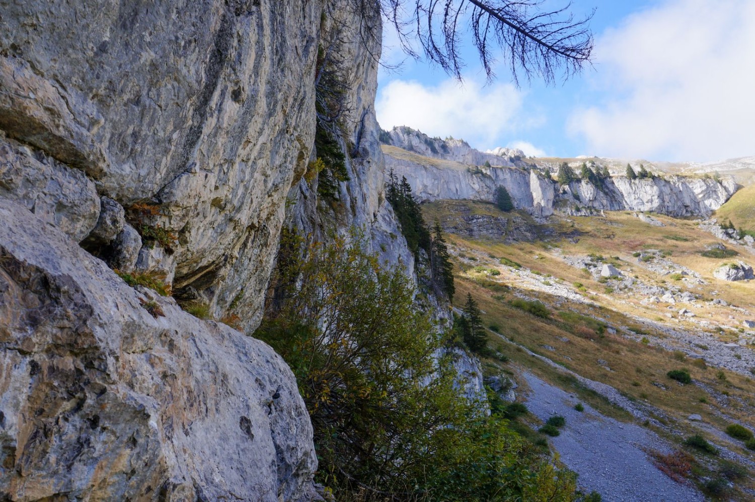 Schroffe Kalksteinfelsen prägen die Gegend um den Tour d’Aï, den Tour de Mayen und den Tour de Famelon.